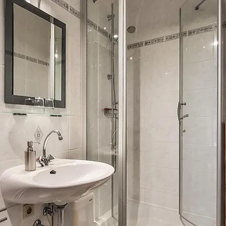 1 Bedroom Cozy In شقة Börgerende-Rethwisch